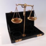 Bilancia utilizzata da compro oro per pesare oro usato in modo scorretto.