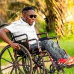 Donna in carrozzina che consulta un esperto su pensione anticipata per invalidi.