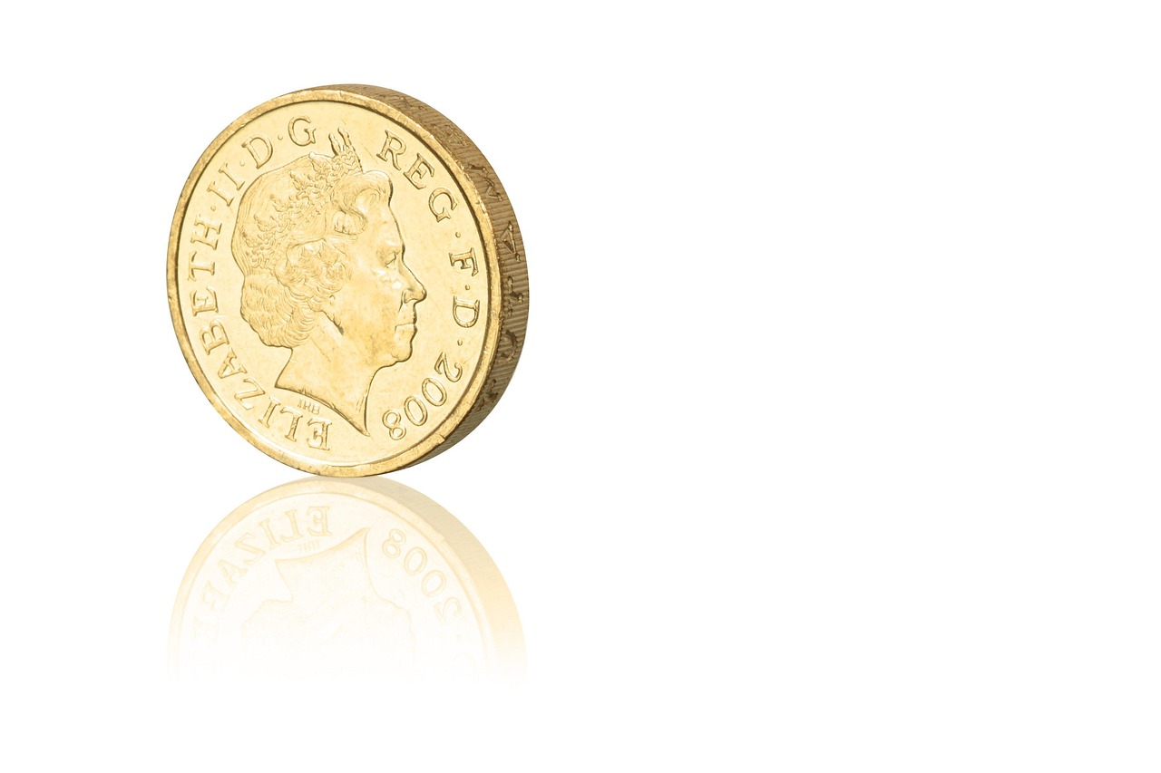 Immagine di sterline d'oro con grafico che mostra il valore attuale e consigli per la vendita o collezione.