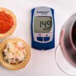 Immagine di alimenti salutari per abbassare il colesterolo: frutta, verdura e cereali integrali.