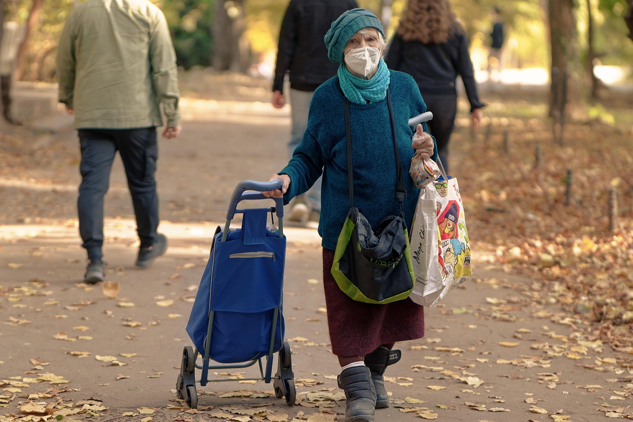Uomo anziano sorride mentre consulta informazioni su bonus e agevolazioni.