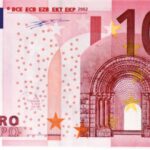 Banconote in euro non più valide in esposizione su un tavolo.