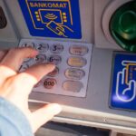 Immagine di un bancomat con avviso sulle segnalazioni automatiche di importi elevati