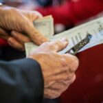 Libretti al portatore su un tavolo, con evidenza di documenti e penna per regolarizzazione.