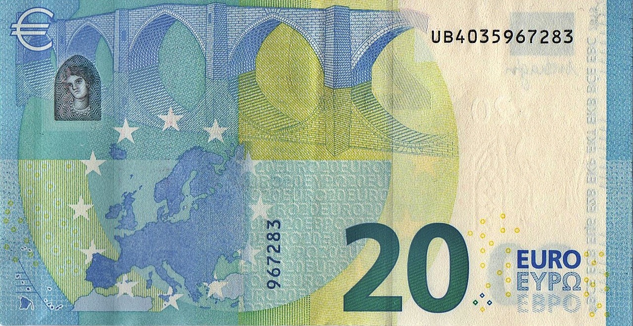 Banconote da 20 euro con scritta speciale che indica un valore elevato.