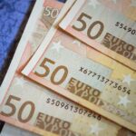 Banconote da 50 euro con simbolo che indica un valore maggiore del normale.