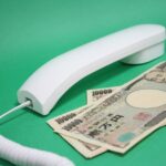 Scheda telefonica vintage del 1990 su sfondo bianco, simbolo della comunicazione pre-digitale.