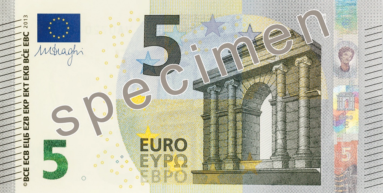 Banconota da 5 euro con numero seriale speciale, rara e introvabile.