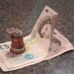 Grafico che illustra l'aumento delle pensioni previsto per il 2026 con cifre mensili.