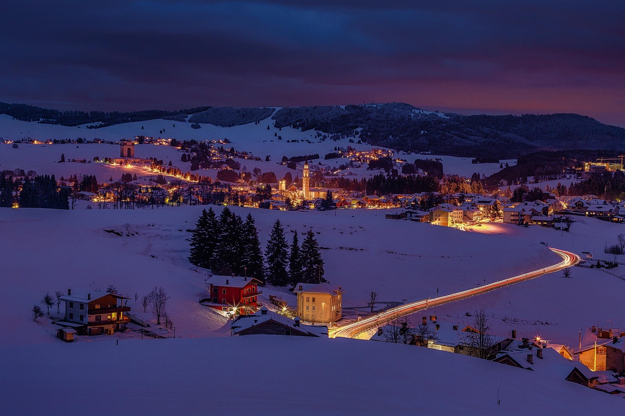 Scena di un pittoresco paesaggio invernale con montagne innevate e chalet accoglienti.