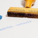 Immagine che rappresenta un esperto fiscale che analizza documenti per la dichiarazione precompilata.