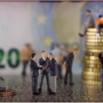 Uomo felice che legge un documento sulle nuove norme pensionistiche del 2026.