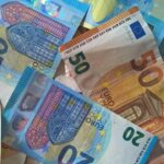 Banconote da 20 e 50 euro obsolete con simboli di ritiro e sostituzione in evidenza.