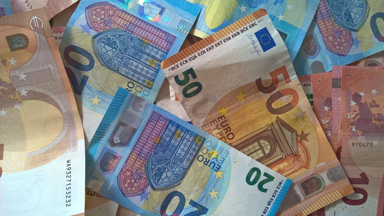 Banconote da 20 e 50 euro obsolete con simboli di ritiro e sostituzione in evidenza.