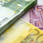 Banconote in euro di diversi colori, evidenziando le caratteristiche di validità.