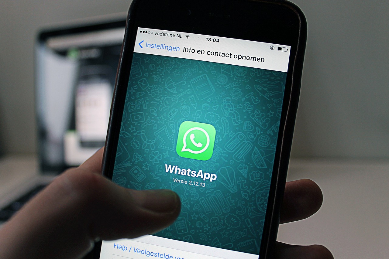 Guida illustrativa per rimuovere Meta AI da WhatsApp in tre passaggi.