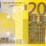 Dettaglio di banconote da 20 euro con focus su un codice identificativo specifico.
