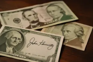 Banconote con firme di personaggi storici: quanto possono davvero incidere sulla valutazione finale